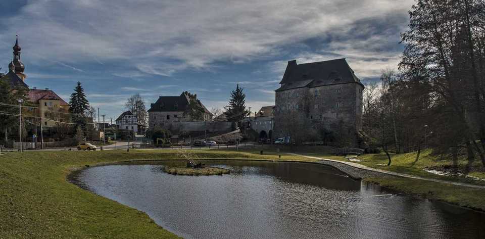 Romantický pobyt na historickém hradě Vildštejn s večeří při svíčkách a posezením na vinici