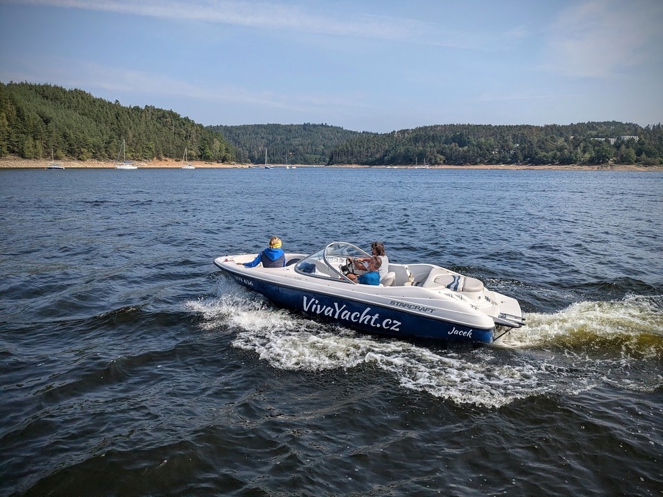 Projížďka na motorovém člunu s kapitánem