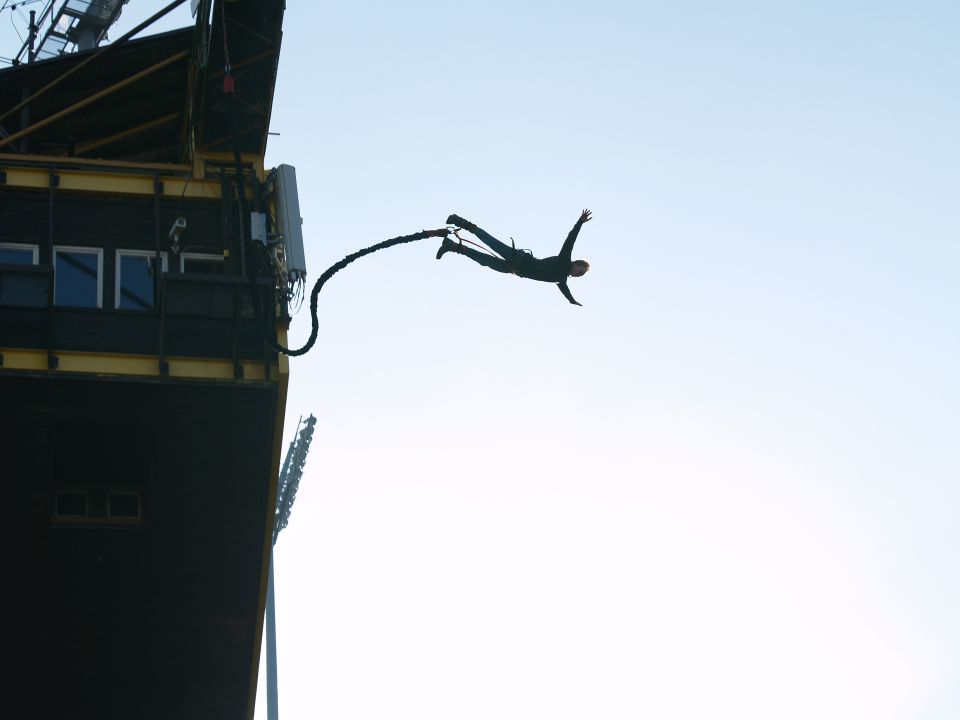 Bungee jumping z televizní věže v Harrachově
