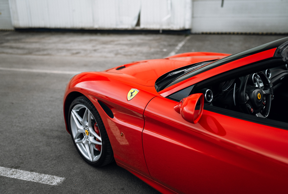 Jízda ve Ferrari California T na závodním okruhu Slovakiaring