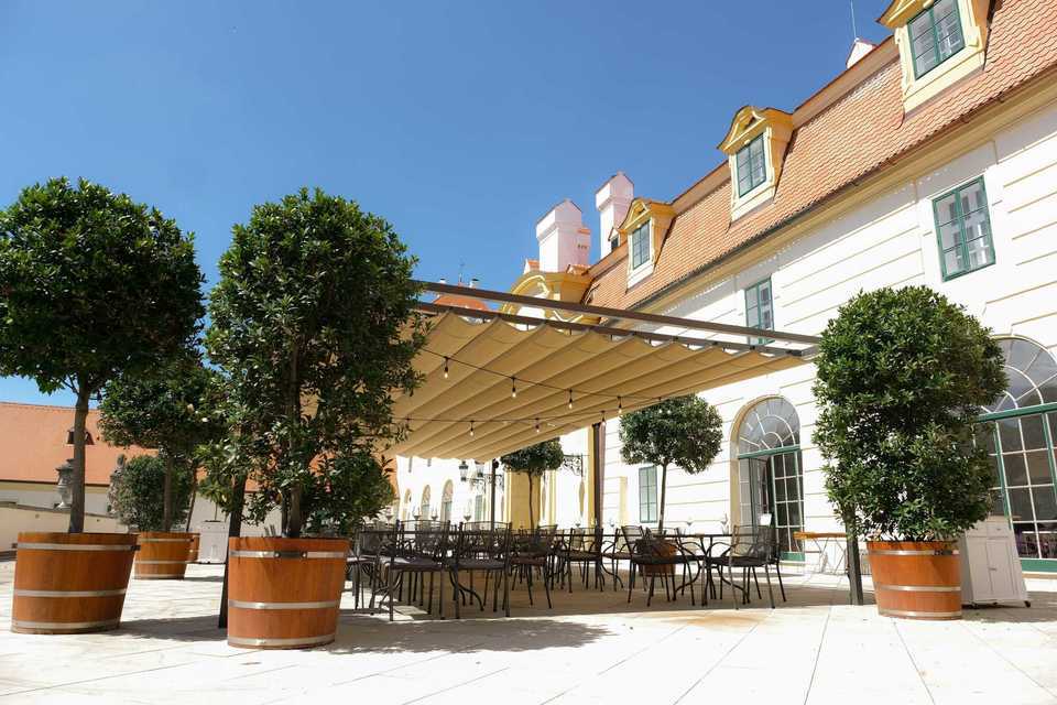 Kouzelný pobyt na zámku Valtice se snídaní a romantickou večeří pro 2 osoby na 2 noci