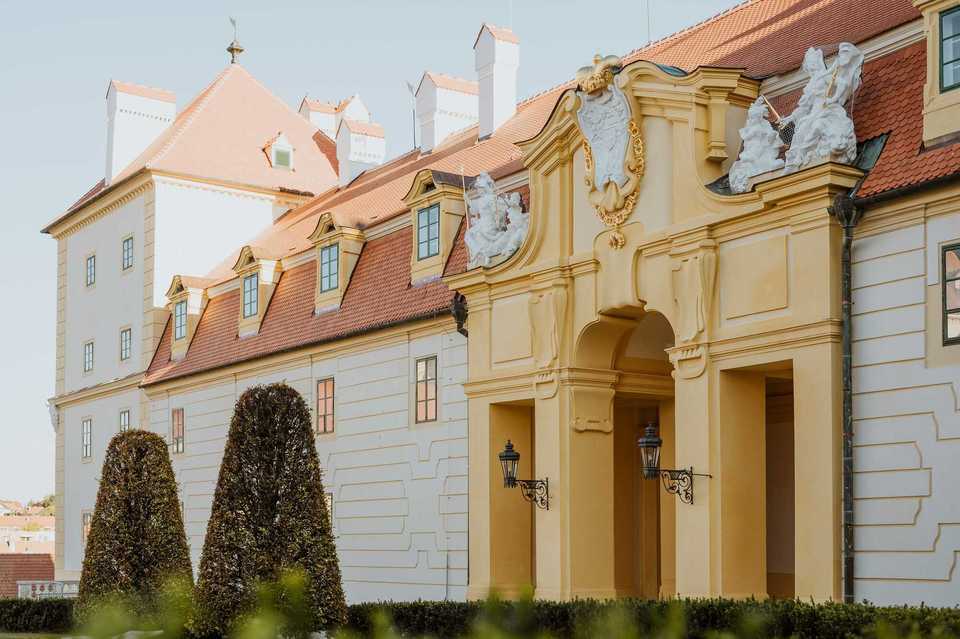 Pobyt na zámku Valtice se snídaní, ochutnávkou vín, prohlídkou zámku a cyklovýletem pro 2 osoby na 2 noci