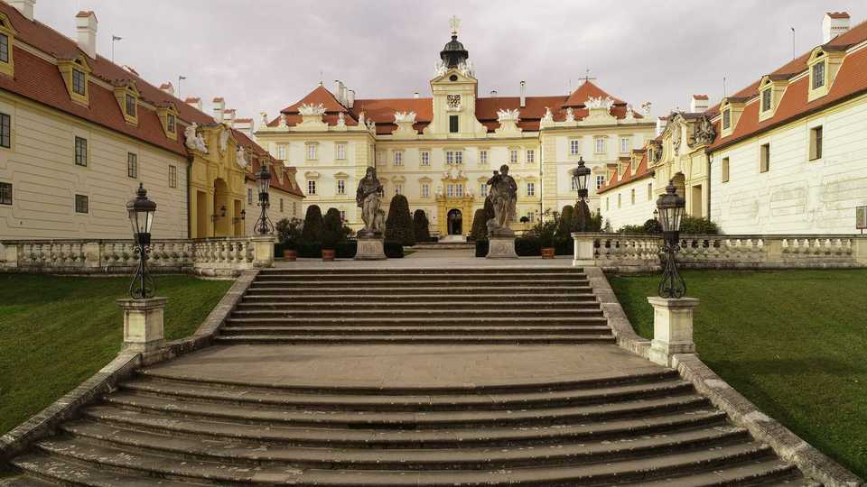 Pobyt na zámku Valtice se snídaní, ochutnávkou vín, prohlídkou zámku a cyklovýletem pro 2 osoby na 2 noci