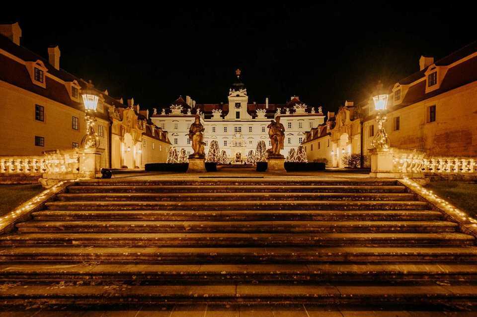 Pobyt na zámku Valtice se snídaní, ochutnávkou vín, prohlídkou zámku a cyklovýletem pro 2 osoby na 2 noci