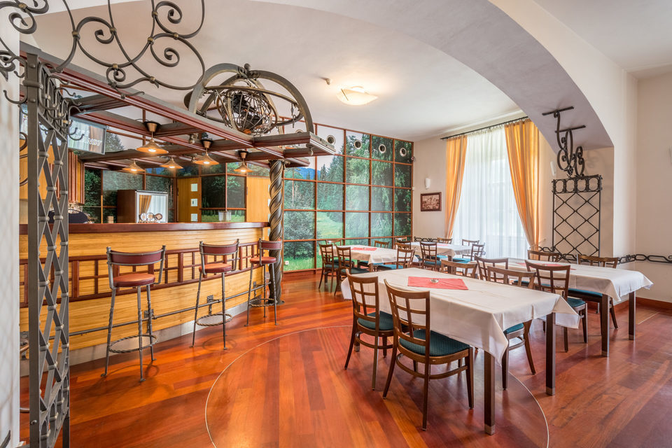 Noc na zámku Křtiny v Moravském krasu s polopenzí pro 2 osoby