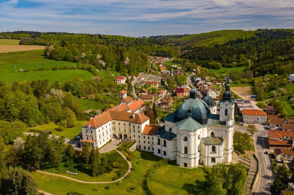 Noc na zámku Křtiny v Moravském krasu s polopenzí pro 2 osoby