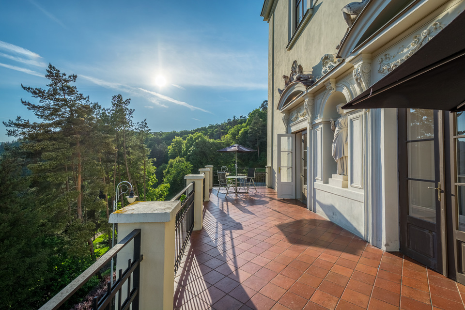 Noc na zámku Křtiny v Moravském krasu s polopenzí pro 2 osoby