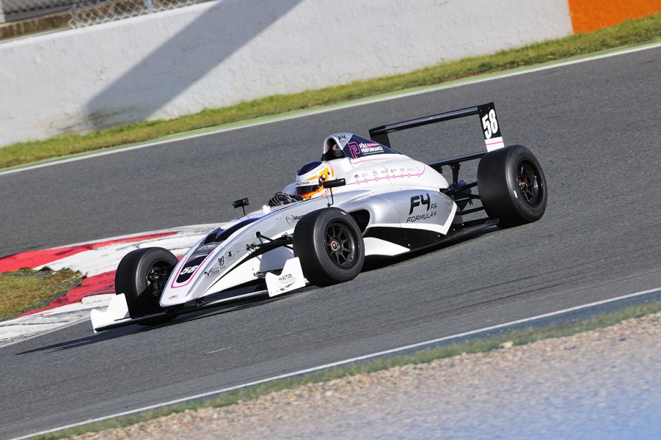 Závodní sen - Formule F4 vs Ariel Atom na okruhu letiště Kámen