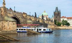 Dvouhodinová platba po Vltavě s večeří formou rautu