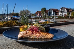 Romantická večerní plavba na Lipně s lahví sektu a večeří v jachtařské restauraci