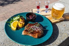 Romantická večerní plavba na Lipně s lahví sektu a večeří v jachtařské restauraci