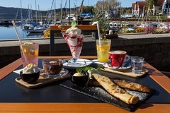 Romantická večerní plavba na Lipně s lahví sektu a večeří v jachtařské restauraci