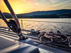 Romantická večerní plavba na Lipně s lahví sektu a večeří v jachtařské restauraci