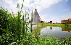 Pobyt v unikátním Vigvam resortu pro dva s polopenzí, piknikem a neomezeným wellness