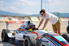 Jízda plná adrenalinu ve Formuli F4 na závodním okruhu Autodromu Brno