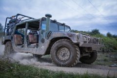 Jízda Humvee v Hummer centru