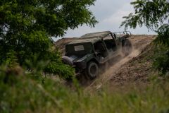Jízda Humvee v Hummer centru