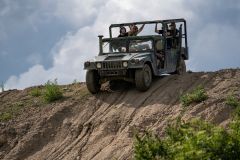 Jízda Humvee v Hummer centru