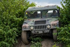 Jízda Humvee v Hummer centru