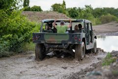 Jízda Humvee v Hummer centru