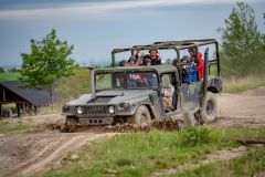 Jízda Humvee v Hummer centru