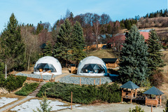 Glamping v Beskydech s polopenzí, wellness a lahví sektu