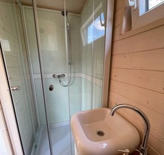 Pobyt v krásné dřevěné maringotce v areálu Vigvam resort s plavbou po Labi, piknikem a masáží