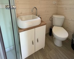 Pobyt v krásné dřevěné maringotce v areálu Vigvam resort s plavbou po Labi, piknikem a masáží