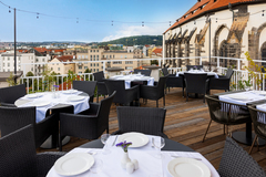 Jedinečné Aperitivo v Pytloun Sky bar & Restaurant Prague s kouzelným výhledem na Prahu