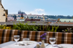 Jedinečné Aperitivo v Pytloun Sky bar & Restaurant Prague s kouzelným výhledem na Prahu