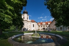 Romantika v Zámeckém hotelu Maxmilian Lifestyle Resort**** s polopenzí, wellness a unikátním labyrintáriem