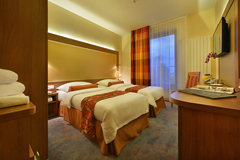 Romantika v Zámeckém hotelu Maxmilian Lifestyle Resort**** s polopenzí, wellness a unikátním labyrintáriem