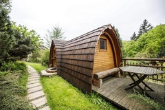 Pobyt v dřevěné chatce v Beskydech v areálu Glamp v Hluboké