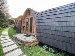 Pobyt v dřevěné chatce v Beskydech v areálu Glamp v Hluboké