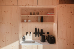 Netradiční pobyt v tiny house s privátní saunou a lahví prosecca uprostřed přírody pro dva