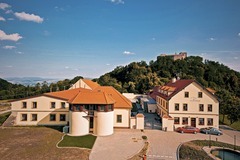 Relaxační pobyt v útulném Hotelu Buchlov - pohled na hotel s okolím