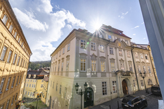Senzační pobyt se snídaní přímo pod Pražským hradem - pohled z okna