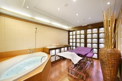 Relaxační pobyt v malebném Hotelu Zlatá hvězda Třeboň**** - wellness místnost s masážním stolem
