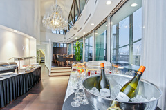 Luxusní noc v Tančícím domě se snídaní a lahví Champagne