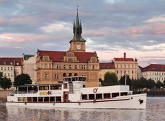 Romantická večerní plavba výletní lodí s neomezenou konzumací prosecca v Praze