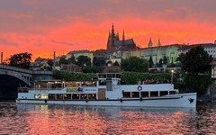 Romantická večerní plavba výletní lodí s neomezenou konzumací prosecca v Praze