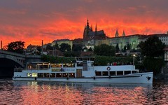 Dvouhodinová plavba výletní lodí po historickém centru Prahy s večeří