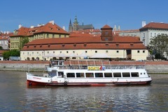 Dvouhodinová plavba výletní lodí po historickém centru Prahy s večeří