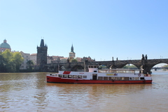 Dvouhodinová plavba výletní lodí po historickém centru Prahy s večeří
