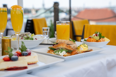 Prémiová snídaně na střešní terase Pytloun Sky Bar & Restaurant Prague na Václavském náměstí