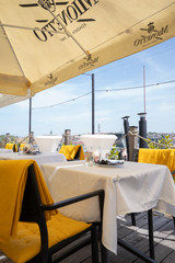 Prémiová snídaně na střešní terase Pytloun Sky Bar & Restaurant Prague na Václavském náměstí
