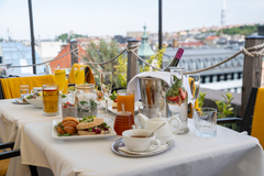 Prémiová snídaně na střešní terase Pytloun Sky Bar & Restaurant Prague na Václavském náměstí