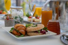 Prémiová snídaně na střešní terase Pytloun Sky Bar & Restaurant Prague na Václavském náměstí