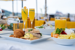 Prémiová snídaně na střešní terase Pytloun Sky Bar & Restaurant Prague na Václavském náměstí