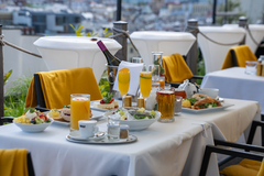 Prémiová snídaně na střešní terase Pytloun Sky Bar & Restaurant Prague na Václavském náměstí